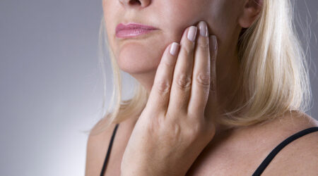 11 possible signs of dental implant failure